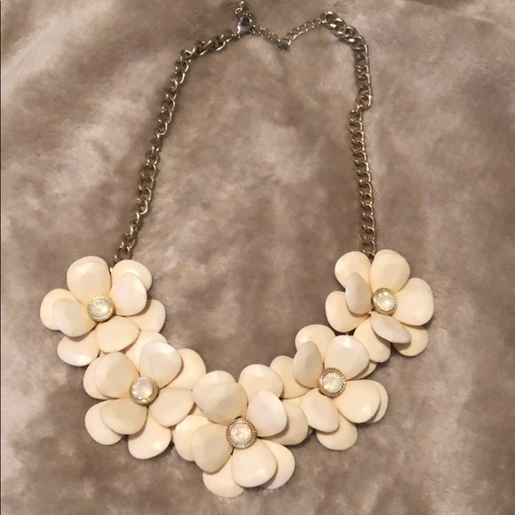 Accessories - Flower statement necklace